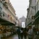 Calle comercial en Lisboa con boutiques locales y tiendas tradicionales