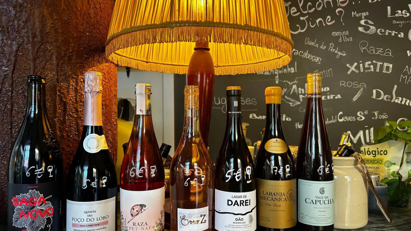 Botellas de vino natural portugués en POP, una tienda de vinos y gourmet en Graça, Lisboa