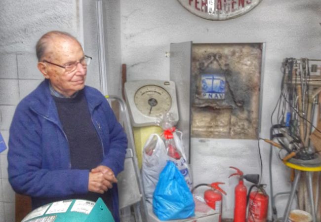 Shop of historical scales at Fernando da Mouraria