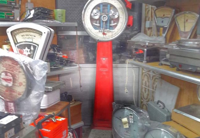 Shop of historical scales at Fernando da Mouraria