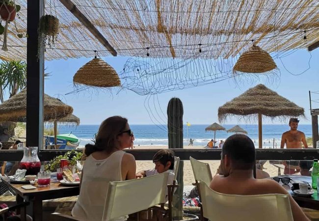 Yampa, o melhor lounge bar beach club em Lisboa, com festas ao pôr do sol nas praias de Caparica
