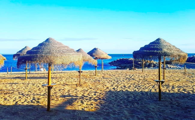 a praia de Caixas, calma e limpa, oferece uma praia privada com espulvéridas e guarda-sols