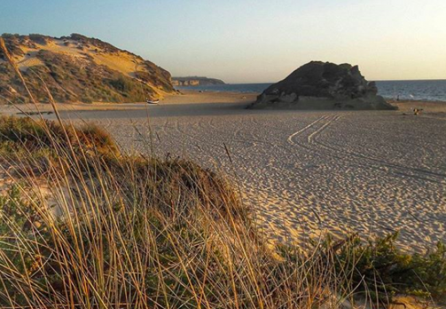 A Praia do Meco é a praia perfeita para o pôr do sol perto de Lisboa e tem um ótimo restaurante de peixe