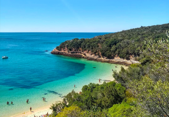 A Praia dos Galapinhos é única pela sua diversidade, digna de um pequeno paraíso na terra