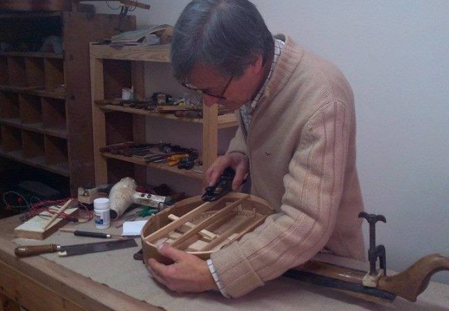 Acacio es un reconocido lutinero, un verdadero artesano de Lisboa