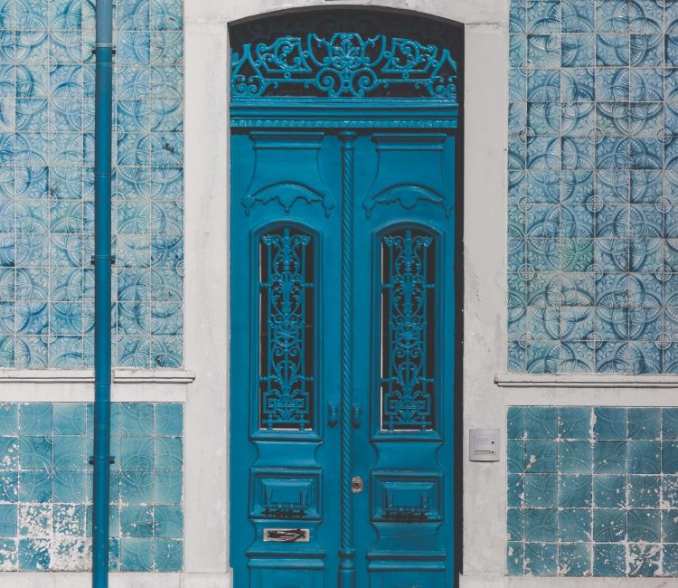 Azulejos en la fachada, típicos de Lisboa y Portugal