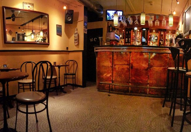 Espaço 40-e-1 é um bar gay-friendly localizado no bairro do Bairro Alto