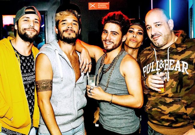 Friends é um bar de cocktails gay localizado no bairro Bairro Alto
