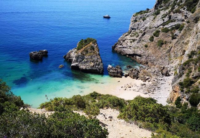 Praia secreta e isolada de Lisboa, no Parque Arrabida e perto de Sesimbra, acessível de barco