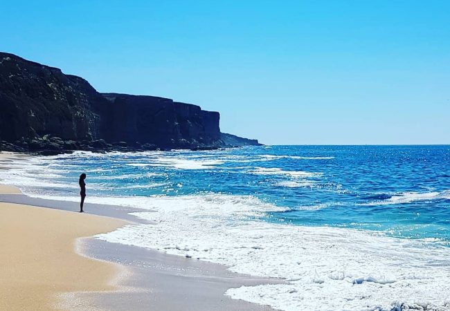 Praia das Bicas é uma praia ideal para surf e naturismo