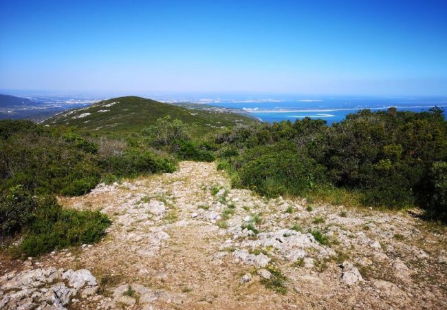 Senderismo en Lisboa en la Serra da Arrabida en la cima de la cima con vistas al océano